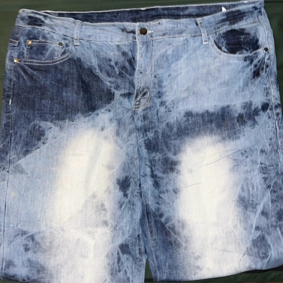 Blue Light Washed Jeans - Picture 3 of 4